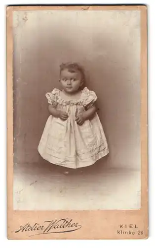 Fotografie Atelier Walther, Kiel, Klinke 26, Portrait süsses Kleinkind im hübschen Kleid