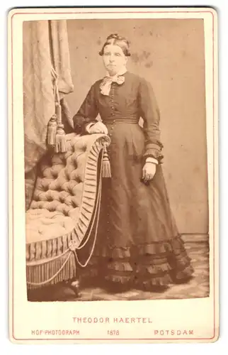 Fotografie Theodor Haertel, Potsdam, Charlottenstrasse 25, Portrait bürgerliche Dame im Kleid
