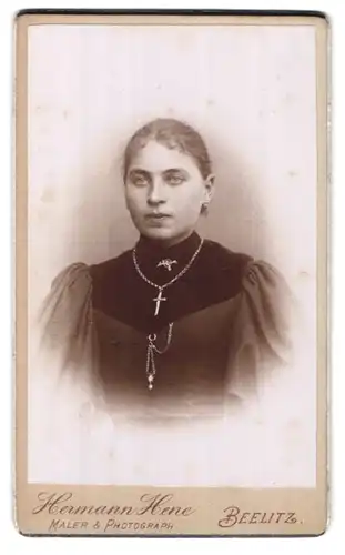 Fotografie Hermann Hene, Beelitz, Portrait junge Dame mit Kragenbrosche und Kreuzkette