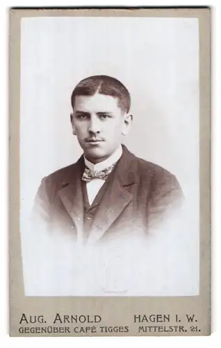 Fotografie Aug. Arnold, Hagen i. W., Mittelstrasse 21, Portrait junger Mann im Anzug mit Fliege