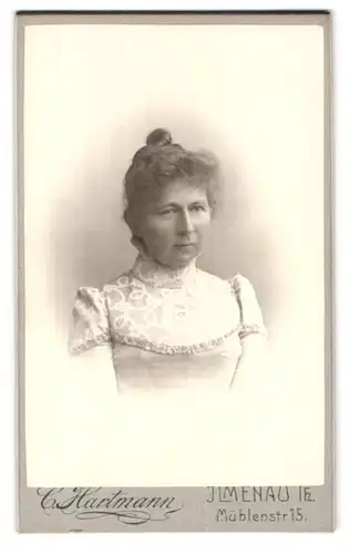 Fotografie C. Hartmann, Ilmenau /Th., Mühlenstrasse 15, Portrait bürgerliche Dame im modischen Kleid