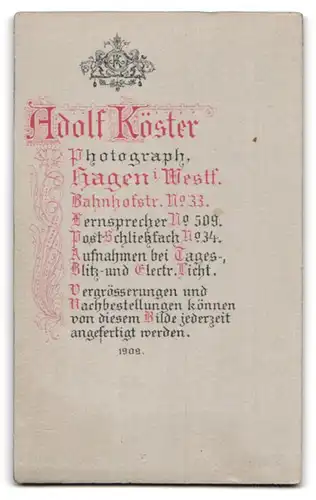 Fotografie Adolf Köster, Hagen i /Westf., Bahnhofstrasse 33, Portrait ältere Dame in hübscher Kleidung mit Buch