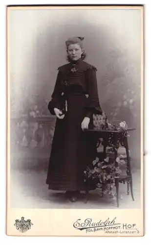 Fotografie E. Rudolph, Hof i /B., Altstadt-Lorenzstrasse 3, Portrait junge Dame im Kleid mit einem Buch