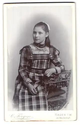Fotografie C. Fergen, Hagen i /W., Mittelstrasse 6, Portrait junge Dame im karierten Kleid