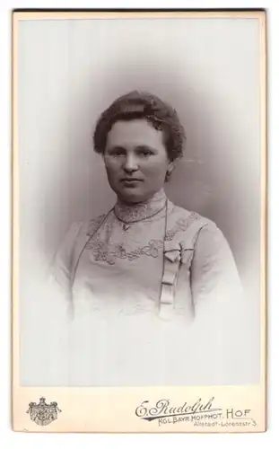 Fotografie E. Rudolph, Hof, Lorenzstrasse 3, Portrait junge Dame im Kleid mit Halskette