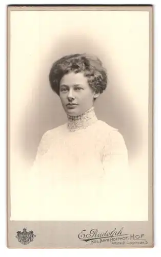 Fotografie E. Rudolph, Hof, Lorenzstrasse 3, Portrait junge Dame mit zeitgenössischer Frisur