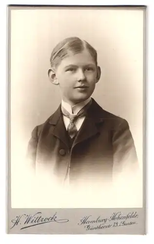 Fotografie H. Wittrock, Hamburg-Hohenfelde, Güntherstrasse 73, Portrait halbwüchsiger Knabe im Anzug mit Krawatte