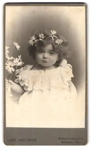 Fotografie Carl Walther, Wilhelmshaven, Königstrasse 57a, süsses Mädchen mit Blumen im Haar
