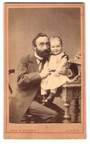 Fotografie Rud. H. Bengen, Leer, Osterstrasse, stolzer Vater mit seiner Tochter