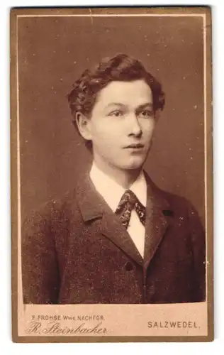Fotografie R. Steinbacher, Salzwedel, Neuperver Strasse 38, junger Herr im Portrait