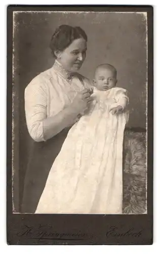 Fotografie H. Springmeier, Einbeck, Portrait bürgerliche Dame mit Baby auf dem Arm