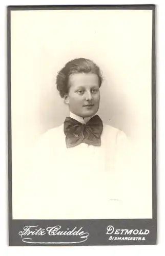 Fotografie Fritz Quidde, Detmold, Bismarckstrasse 9, Portrait junge Dame in modischer Kleidung