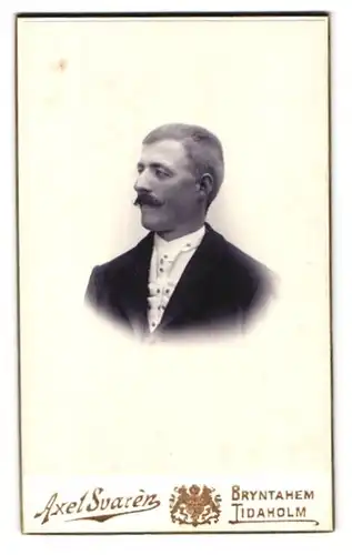 Fotografie Axel Svaren, Tidaholm, Portrait modisch gekleideter Herr mit Moustache