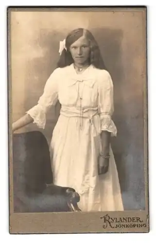 Fotografie Rylander, Jönköping, Östra Storgatan 24, Portrait junge Dame in weisser Kleidung