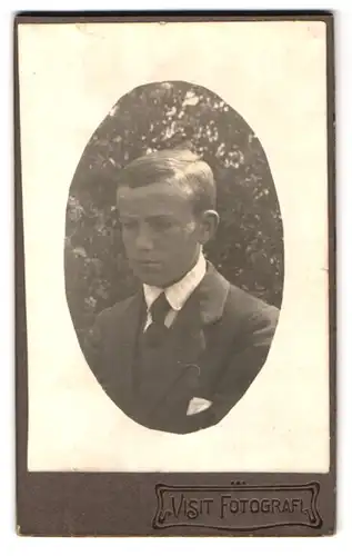 Fotografie Visit Fotografi, Ort unbekannt, Brustportrait junger Mann im Anzug mit Krawatte
