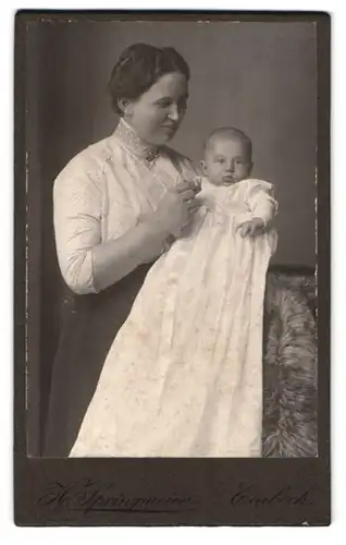 Fotografie H. Springmeier, Einbeck, Portrait bürgerliche Dame mit Baby auf dem Arm