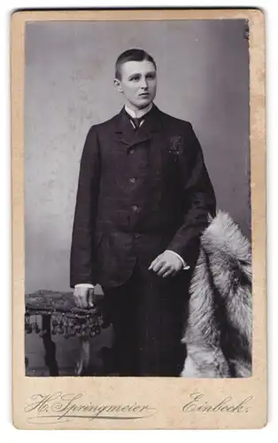 Fotografie H. Springmeier, Einbeck, Portrait junger Herr im Anzug mit Krawatte