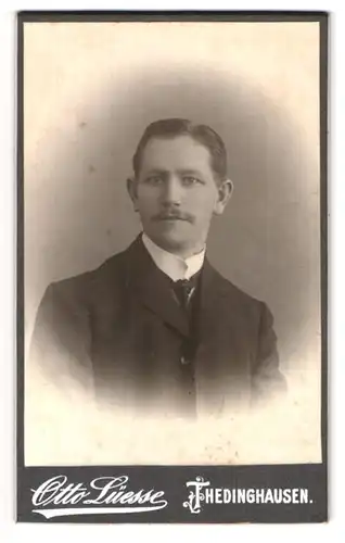 Fotografie Otto Lüesse, Thedinghausen, Portrait eleganter Herr mit Oberlippenbart
