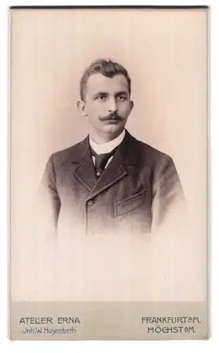 Fotografie W. Husenbeth, Höchst a. M., Portrait modisch gekleideter Herr mit Oberlippenbart
