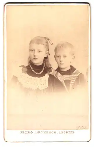 Fotografie Georg Brokesch, Leipzig, Zeitzerstrasse 2, Portrait kleiner Junge und Mädchen in hübscher Kleidung