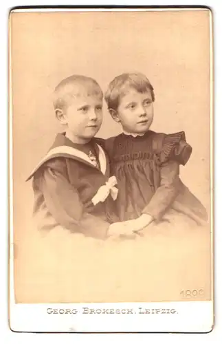 Fotografie Georg Brokesch, Leipzig, Zeitzerstrasse 2, Portrait Kinderpaar in hübscher Kleidung