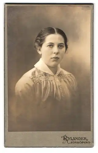 Fotografie Rylander, Jönköping, Östra Storgatan 24, Portrait junge Dame in hübscher Kleidung