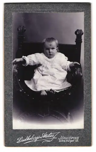 Fotografie Atelier Lindheborg, Jönköping, Östra Storgatan 12, Portrait süsses Kleinkind im weissen Kleid