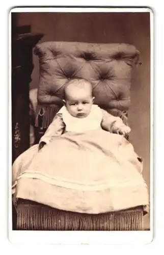 Fotografie Th. Wode, Giessen, gelangweilt blickendes Kleinkind