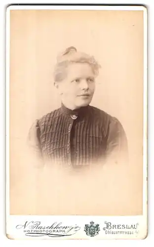 Fotografie N. Raschkow jr., Breslau, Ohlauerstrasse 41, bürgerliche Frau in hochschliessendem Kleid