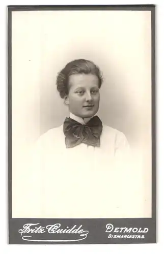 Fotografie Fritz Quidde, Detmold, Bismarckstrasse 9, junges Fräulein mit riesiger Schleife und freundlichem Lächeln