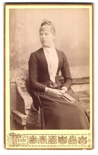 Fotografie Hugo Thiele, Frankfurt, Kaiserstrasse 29, hübsche Dame in tailliertem Kleid