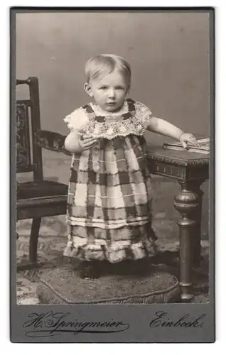 Fotografie H. Springmeier, Einbeck, Neuer Markt 9, Kind im karierten Kleid
