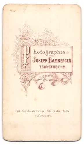 Fotografie J. Bamberger, Frankfurt /Main, junger Herr mit Anzug im Portrait