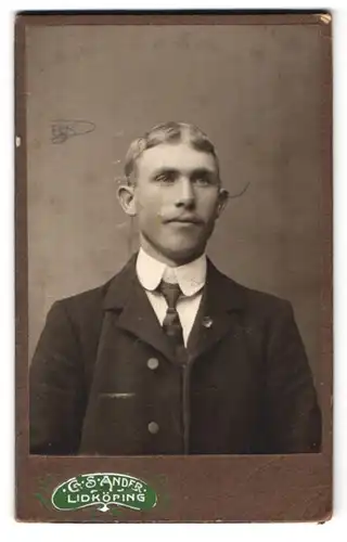 Fotografie G. Sander, Lidköping, junger Mann mit Segelohren