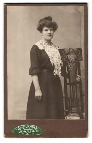 Fotografie G. Sander, Lidköping, junge Frau in schwarzem Kleid
