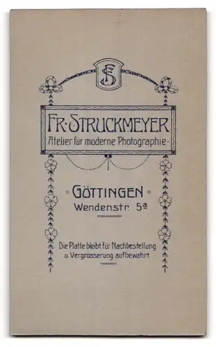 Fotografie Fr. Struckmeyer, Göttingen, gelangweilt blickende Dame
