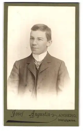 Fotografie Josef Augustin, Amberg, Dirriglgarten, Portrait junger Mann im Anzug mit Krawatte