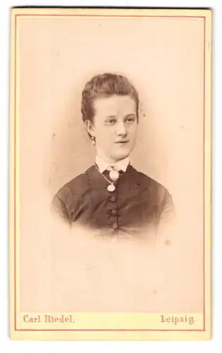 Fotografie Carl Riedel, Leipzig, Rosenthal-Gasse 5, Portrait junge Dame mit Kragenbrosche und Medaillon