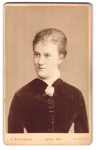 Fotografie Gerog Brokesch, Leipzig, Zeitzerstrsse 48 I., Portrait junge Dame im Samtkleid
