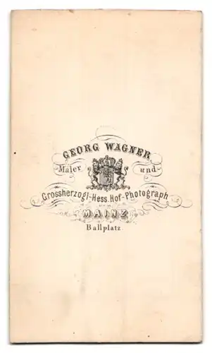 Fotografie Georg Wagner, Mainz, Ballplatz, Portrait junger Herr im Anzug mit Fliege