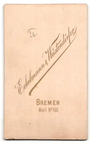 Fotografie Eckelmann & Wüstendörfer, Bremen, Wall 160, Portrait süsses Kleinkind im Kleid mit Ball