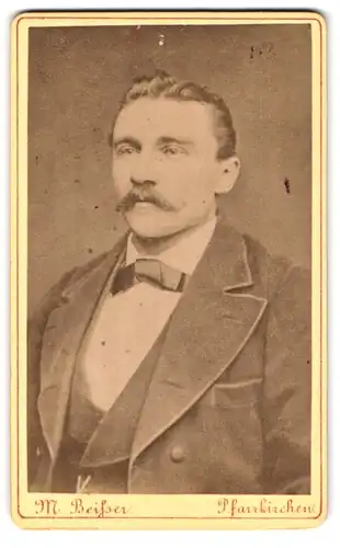 Fotografie M. Beisser, Pfarrkirchen, Portrait modisch gekleideter Herr mit Moustache