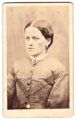 Fotografie Emil Wangemann, Passau, Theresienstrasse 393, Portrait bürgerliche Dame mit Kragenbrosche