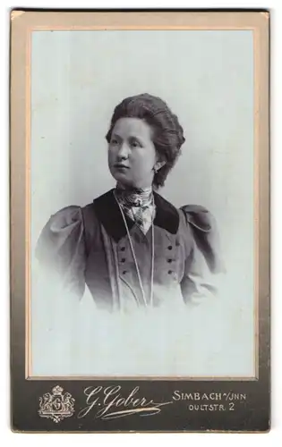 Fotografie G. Gober, Simbach a /Inn, Dultstrasse 2, Portrait junge Dame im modischen Kleid