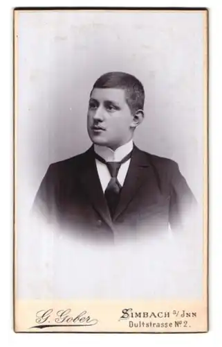 Fotografie G. Gober, Simbach a /Inn, Dultstrasse 2, Portrait junger Herr im Anzug mit Krawatte