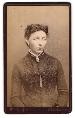 Fotografie M. Beisser, Pfarrkirchen, Portrait junge Dame im bestickten Kleid
