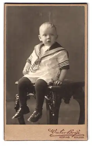 Fotografie Westers Eftr., Köping, Portrait kleiner Junge im Matrosenanzug