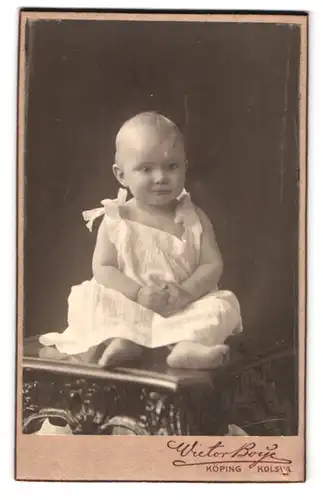 Fotografie Victor Boye, Köping, Portrait süsses Kleinkind im weissen Kleid