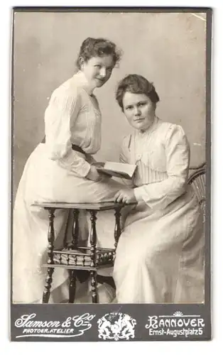 Fotografie Samson & Co., Hannover, Ernst-Augustplatz 5, Portrait zwei hübsch gekleidete Damen mit einem Buch