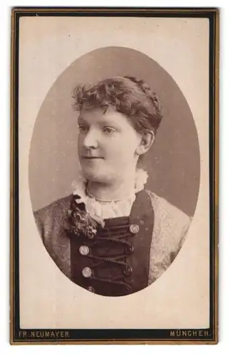 Fotografie Fr. Neumayer, München, Neuhauserstrasse 29, Portrait junge Dame mit hochgestecktem Haar